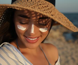 Sonnenschutz im Fokus: Verhindern Sie Pigmentflecken und bewahren Sie ihre Haut vor dem Altern