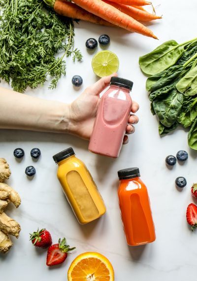 Gesunde Smoothies, Obst und Gemüse auf weißem Hintergrund.