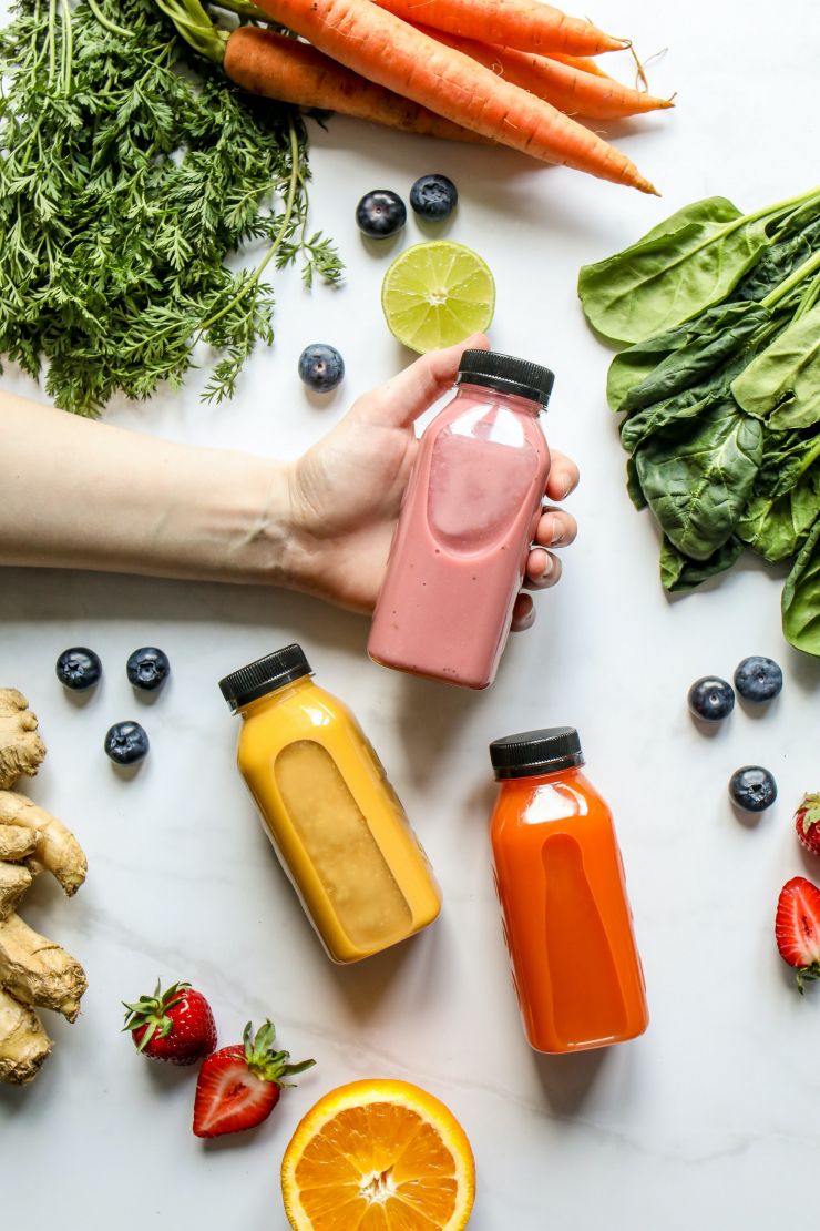 Gesunde Smoothies, Obst und Gemüse auf weißem Hintergrund.